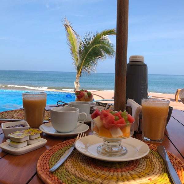 Café sur la terrasse avec vue sur la mer puzzle en ligne