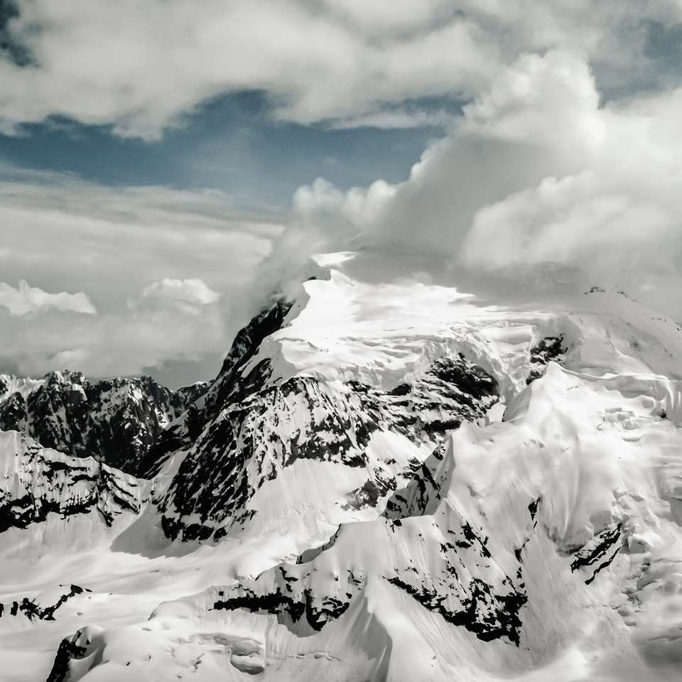 schneebedeckter Berg unter blauem Himmel tagsüber Online-Puzzle