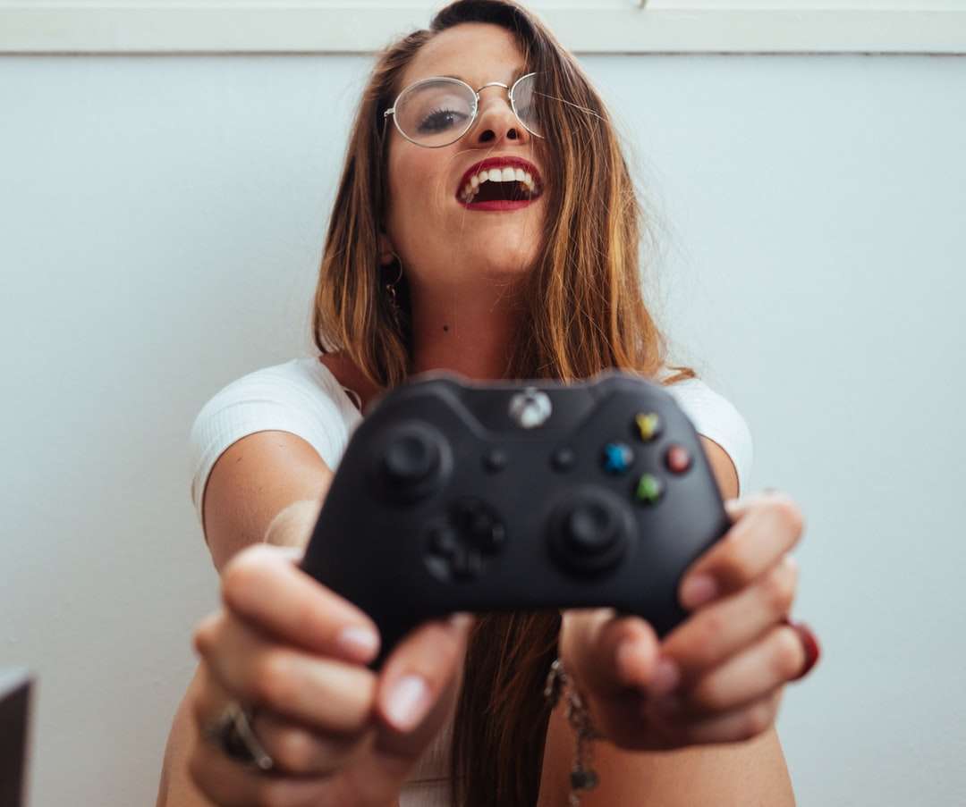mujer sosteniendo un controlador de Xbox One rompecabezas en línea
