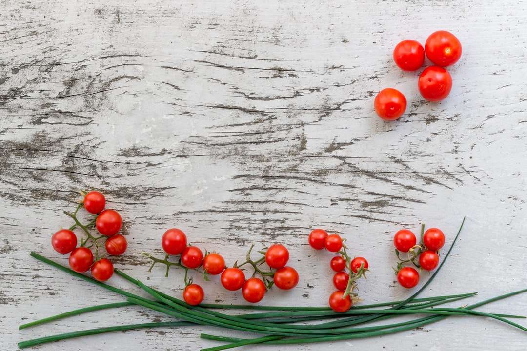 bacche di agrumi rossi su superficie grigia puzzle online