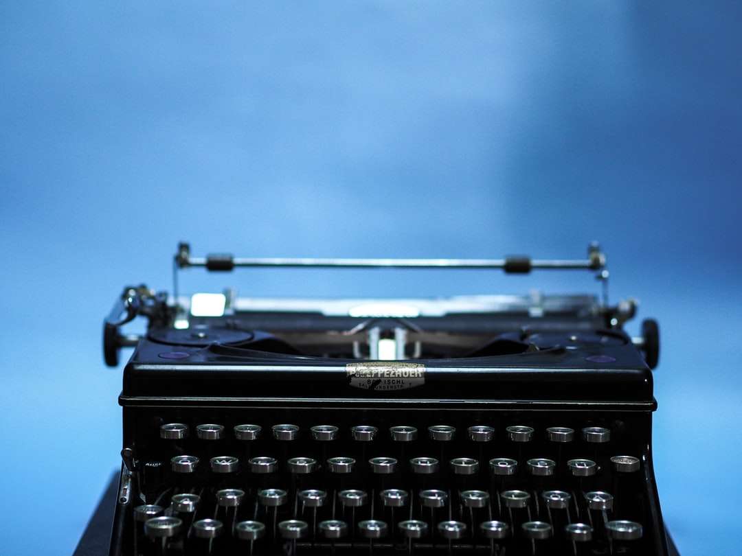černý psací stroj ve fotografii zblízka online puzzle