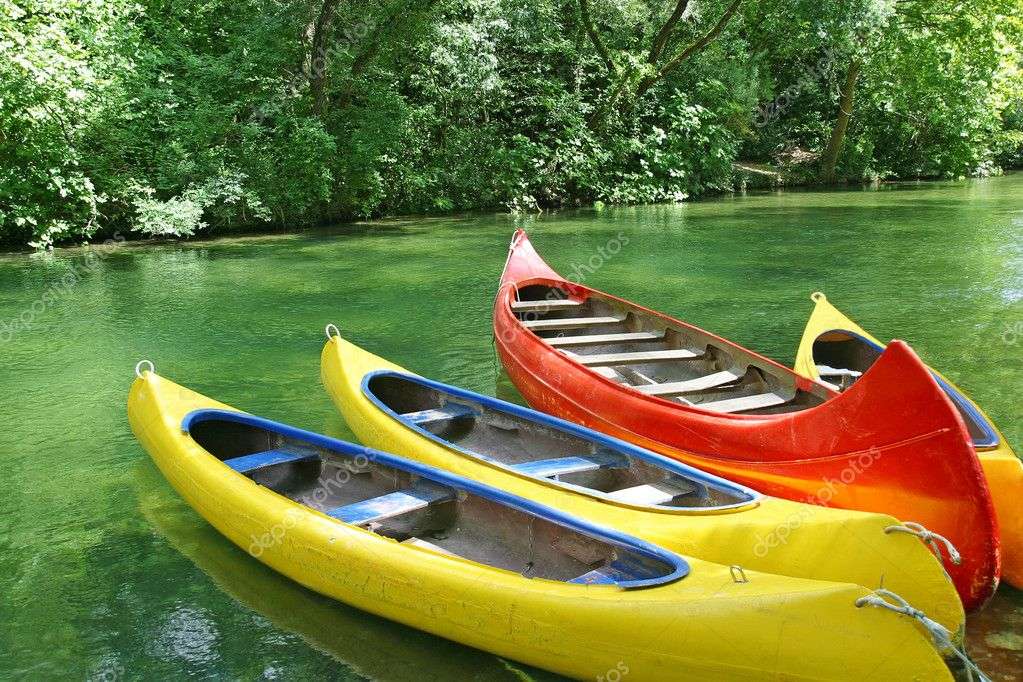 Цветни лодки във водата онлайн пъзел