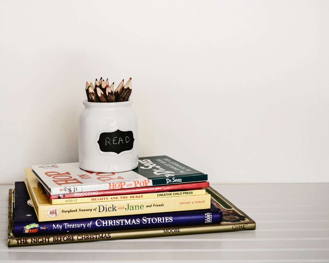 бял керамичен органайзер за молив на върха на купчина книги онлайн пъзел