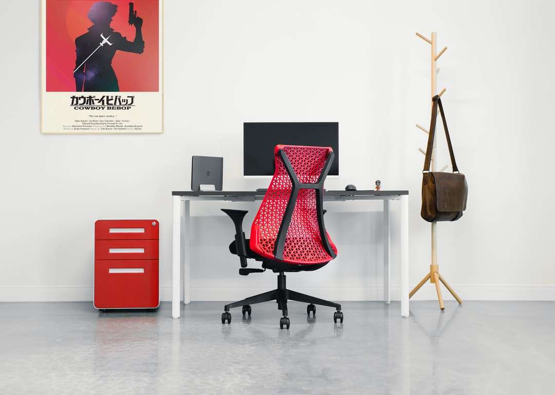 piros és fekete irodai guruló szék kirakós online