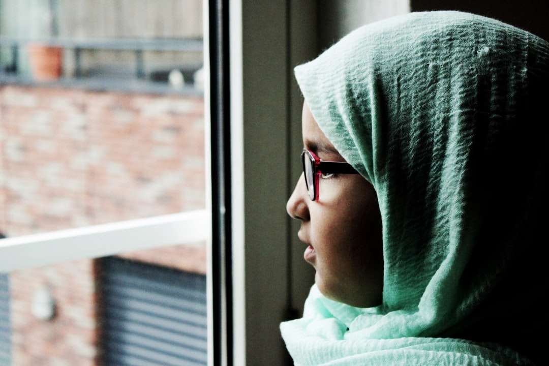 γυναίκα που κοιτάζει έξω από το παράθυρο κατά τη διάρκεια της ημέρας παζλ online
