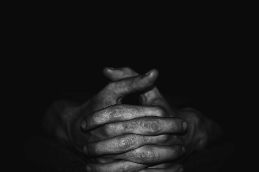 фотографія у відтінках сірого руки людини онлайн пазл