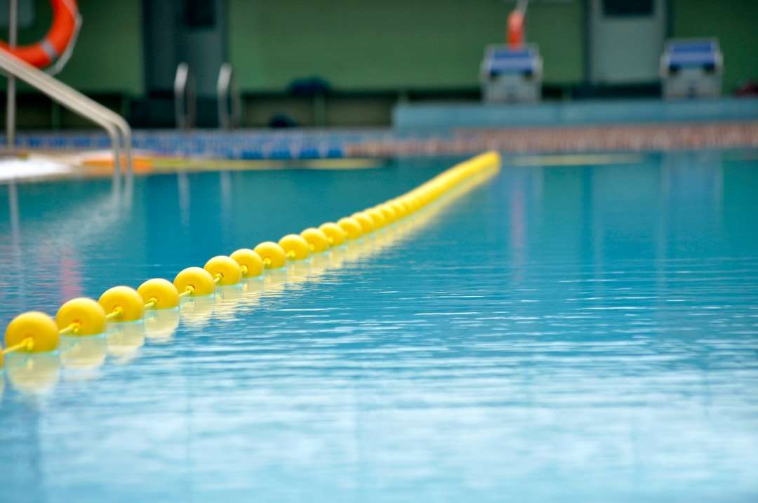 Anillo inflable amarillo en piscina rompecabezas en línea