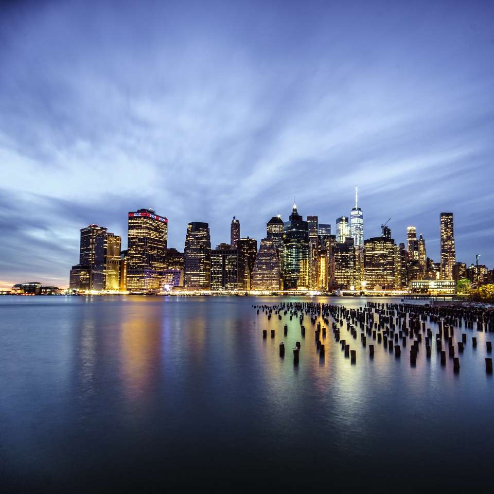 Градският пейзаж на Ню Йорк близо до водоем онлайн пъзел