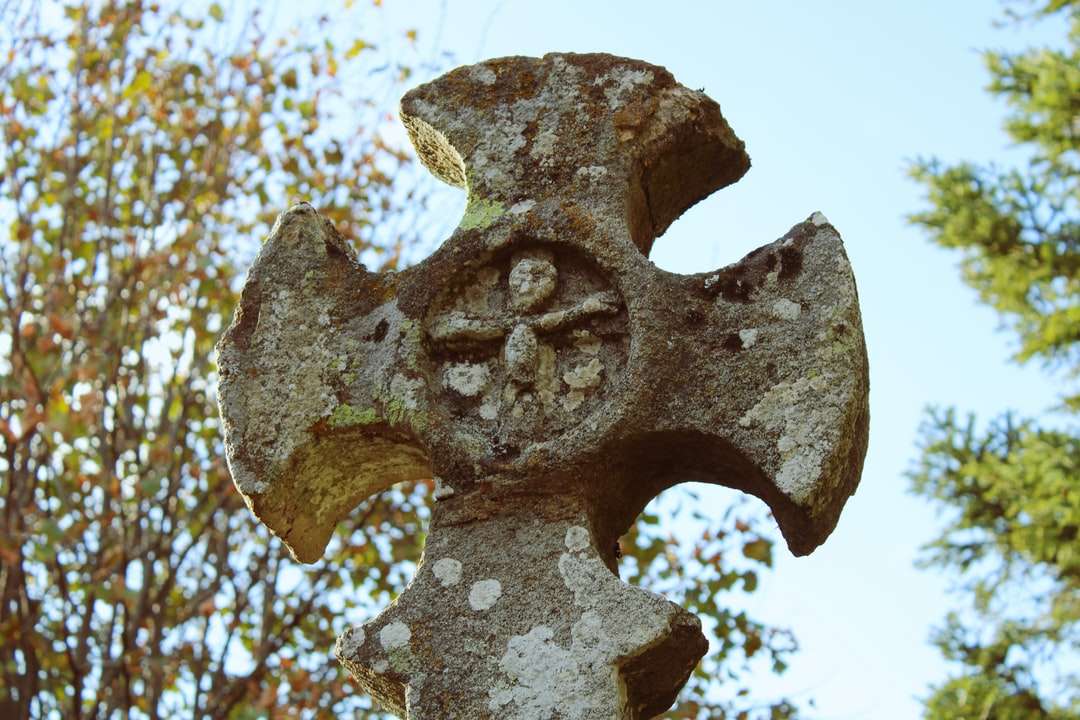 estatua de cruz de hormigón gris rompecabezas en línea