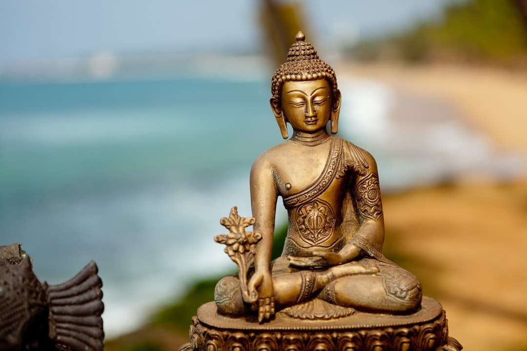 золотая статуя Будды в дневное время пазл онлайн