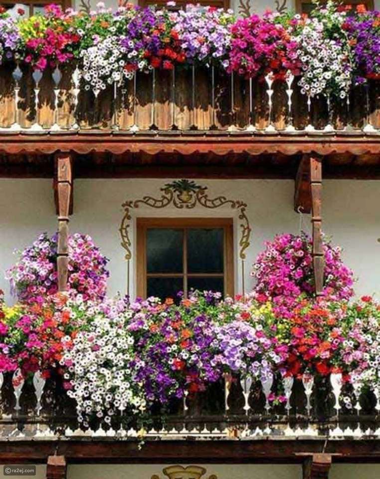 балкон з квітами онлайн пазл