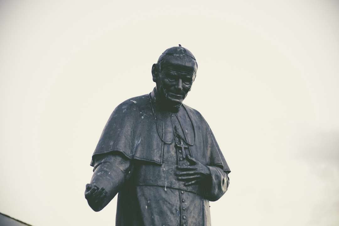 zwart betonnen standbeeld van paus Johannes Paulus overdag online puzzel