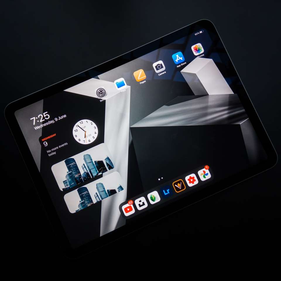 iPad negru care arată pictograme pe ecran puzzle online
