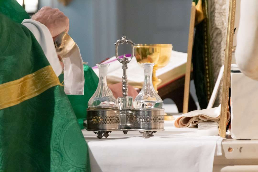 聖杯を拭く司祭 ジグソーパズルオンライン