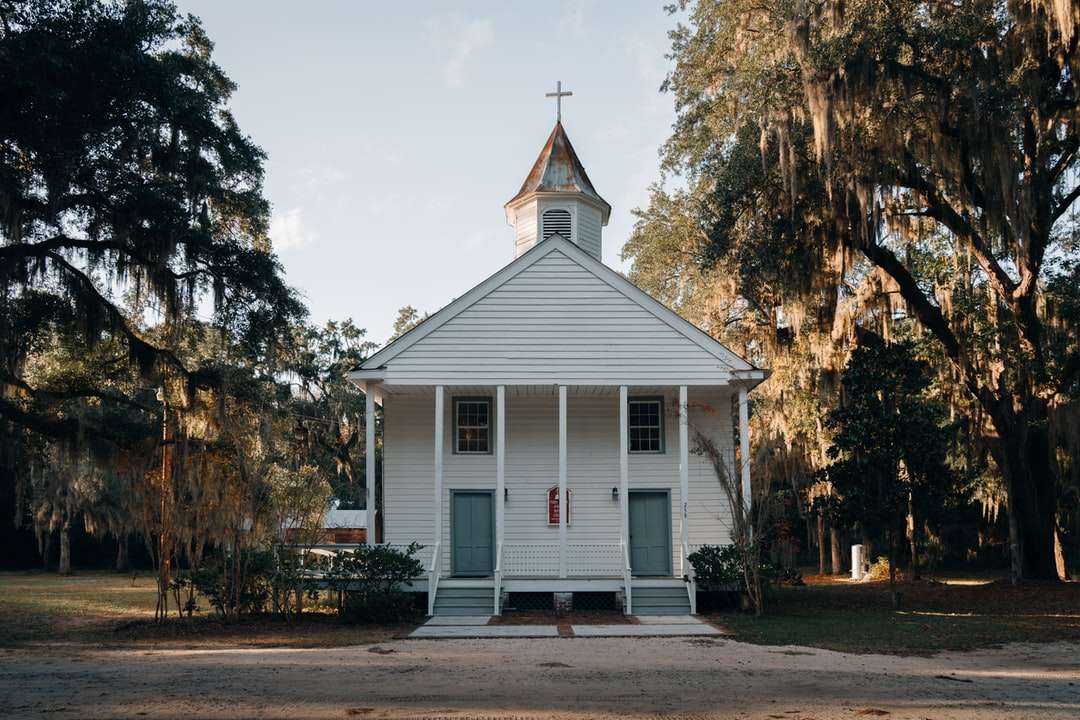 bílý a hnědý dřevěný kostel poblíž zelených stromů skládačky online