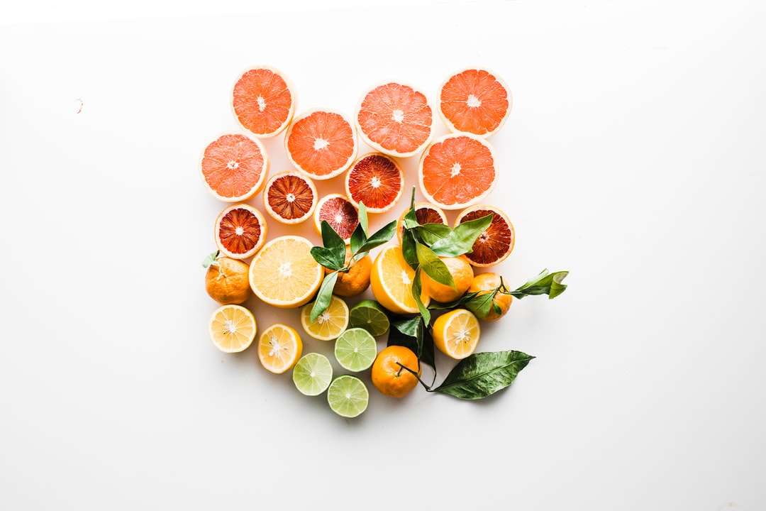 frutas fatiadas na superfície branca quebra-cabeças online