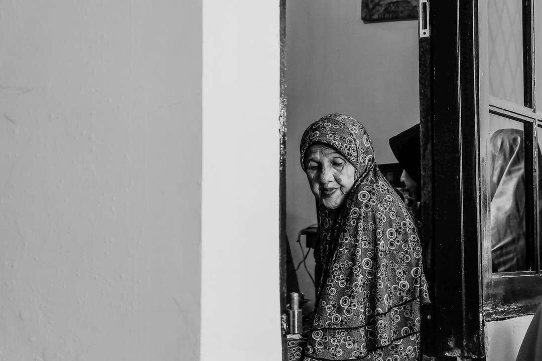 grijswaardenfoto van vrouw tussen deuren legpuzzel online
