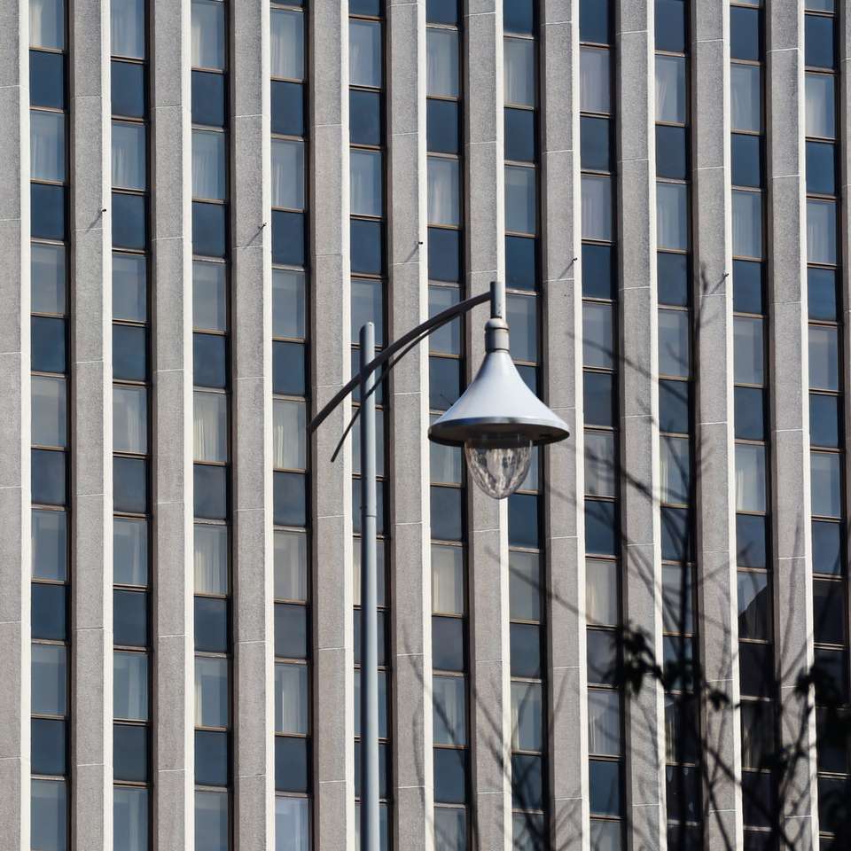 черный уличный фонарь возле белого бетонного здания онлайн-пазл