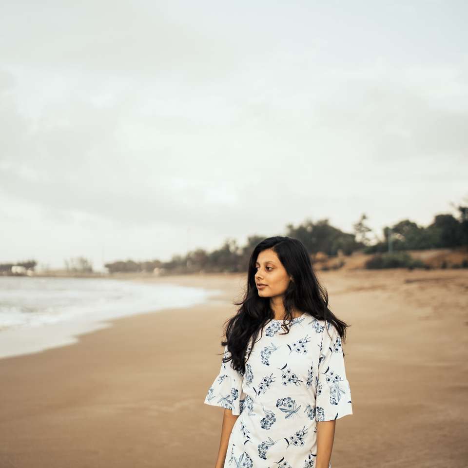 γυναίκα που στέκεται κοντά στην παραλία παζλ online