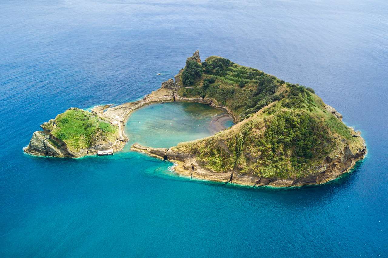 Изглед отгоре на островчето Вила Франка до Кампо онлайн пъзел