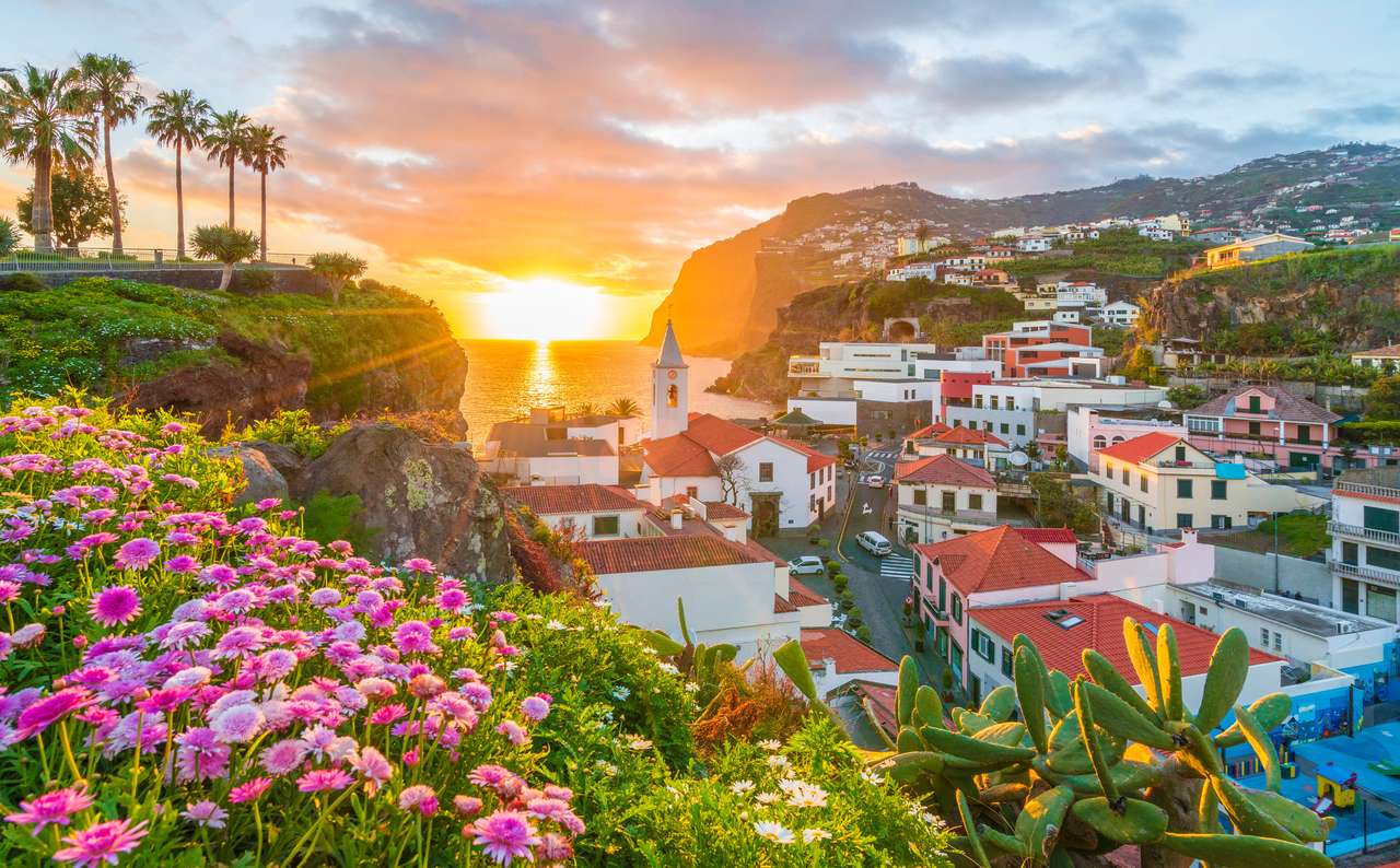 Camara de Lobos by i solnedgången, Cabo Girao i bakgrunden, Madeira ö, Portugal Pussel online
