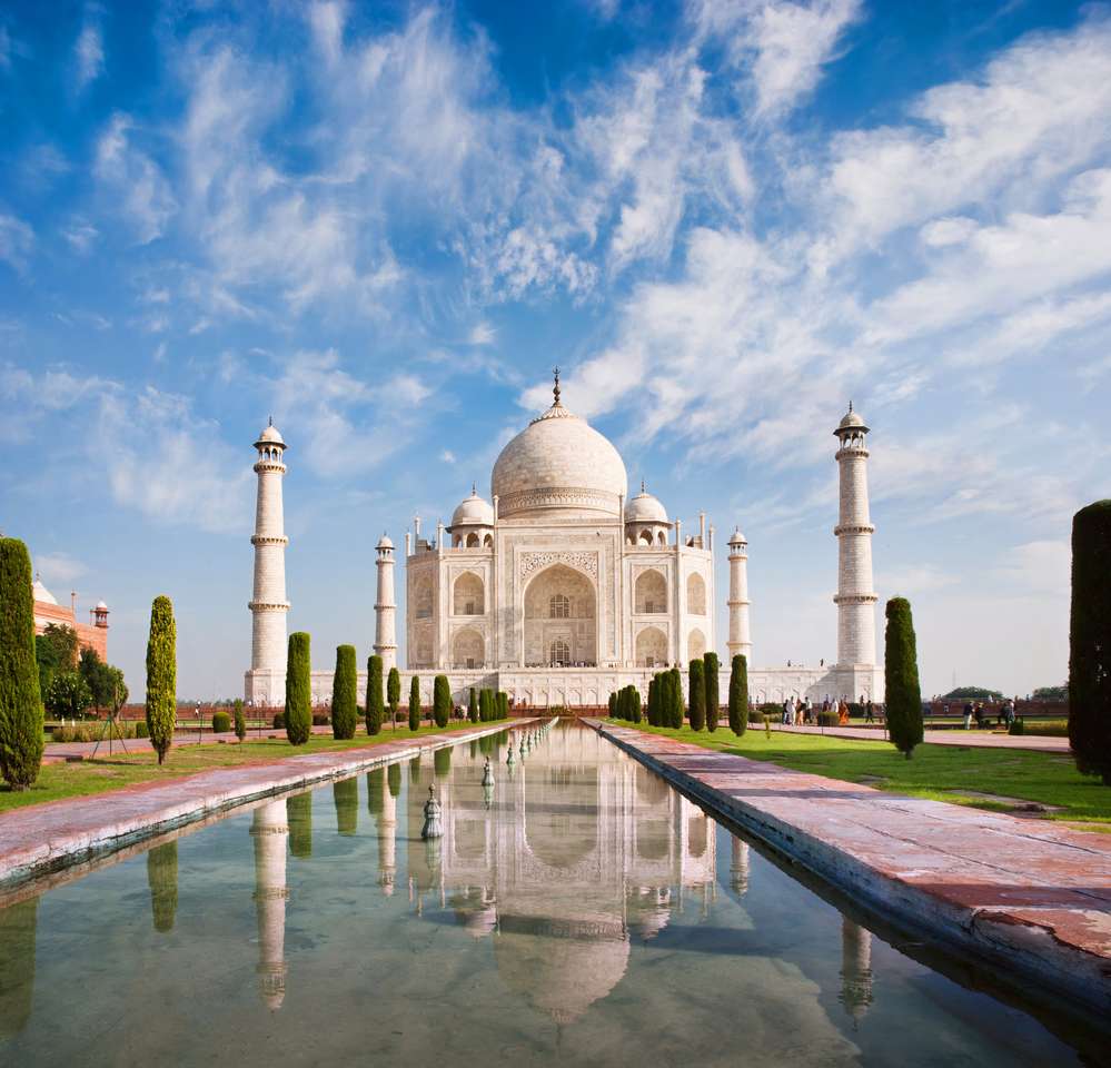 Taj Mahal într-o zi însorită cu cer frumos jigsaw puzzle online