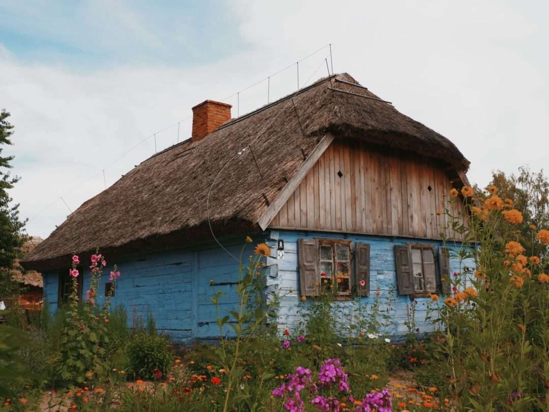 Een oude hut onder een rieten dak legpuzzel online