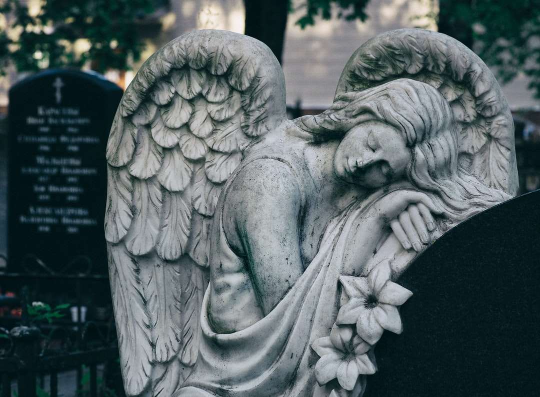 сива снимка на статуя на ангел онлайн пъзел
