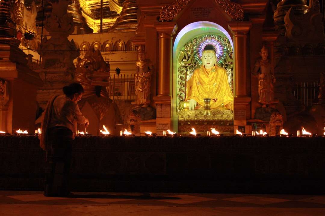 guld buddha staty framför guld buddha staty Pussel online