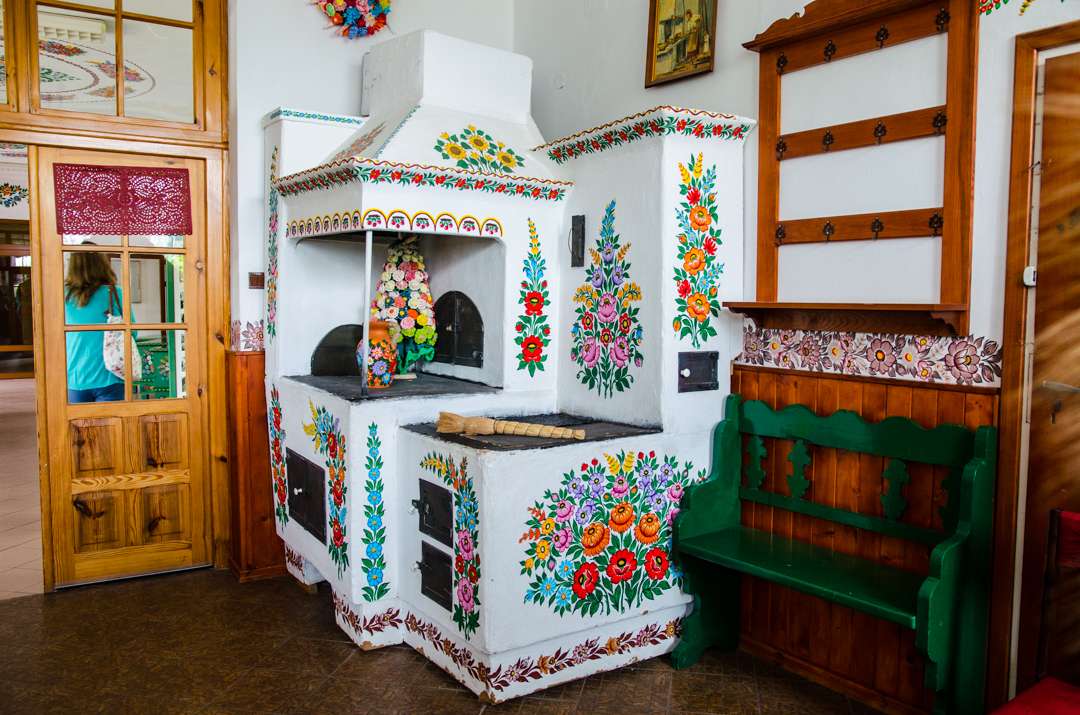O cameră pictată într-o casă din Zapiliy jigsaw puzzle online
