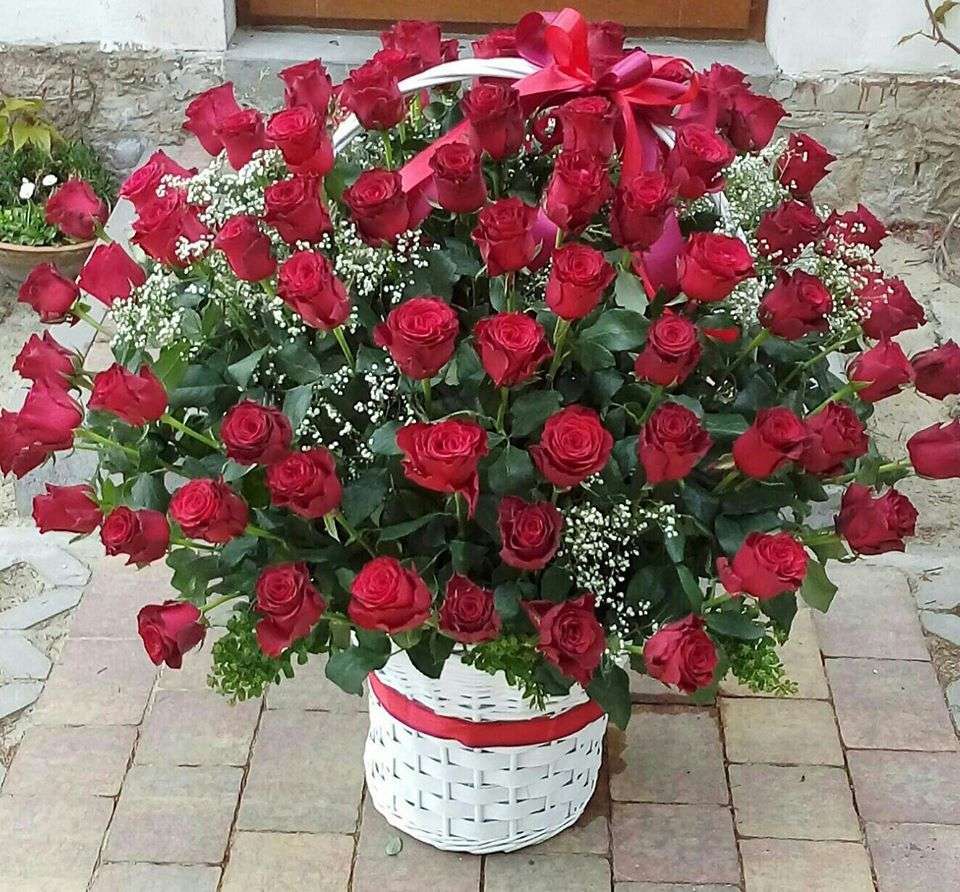 Καλάθι με κόκκινα τριαντάφυλλα online παζλ