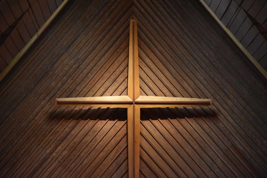 hnědý dřevěný kříž na hnědé dřevěné stěně skládačky online