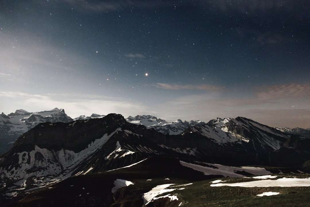 fotografia di paesaggio di montagna in bianco e nero puzzle online