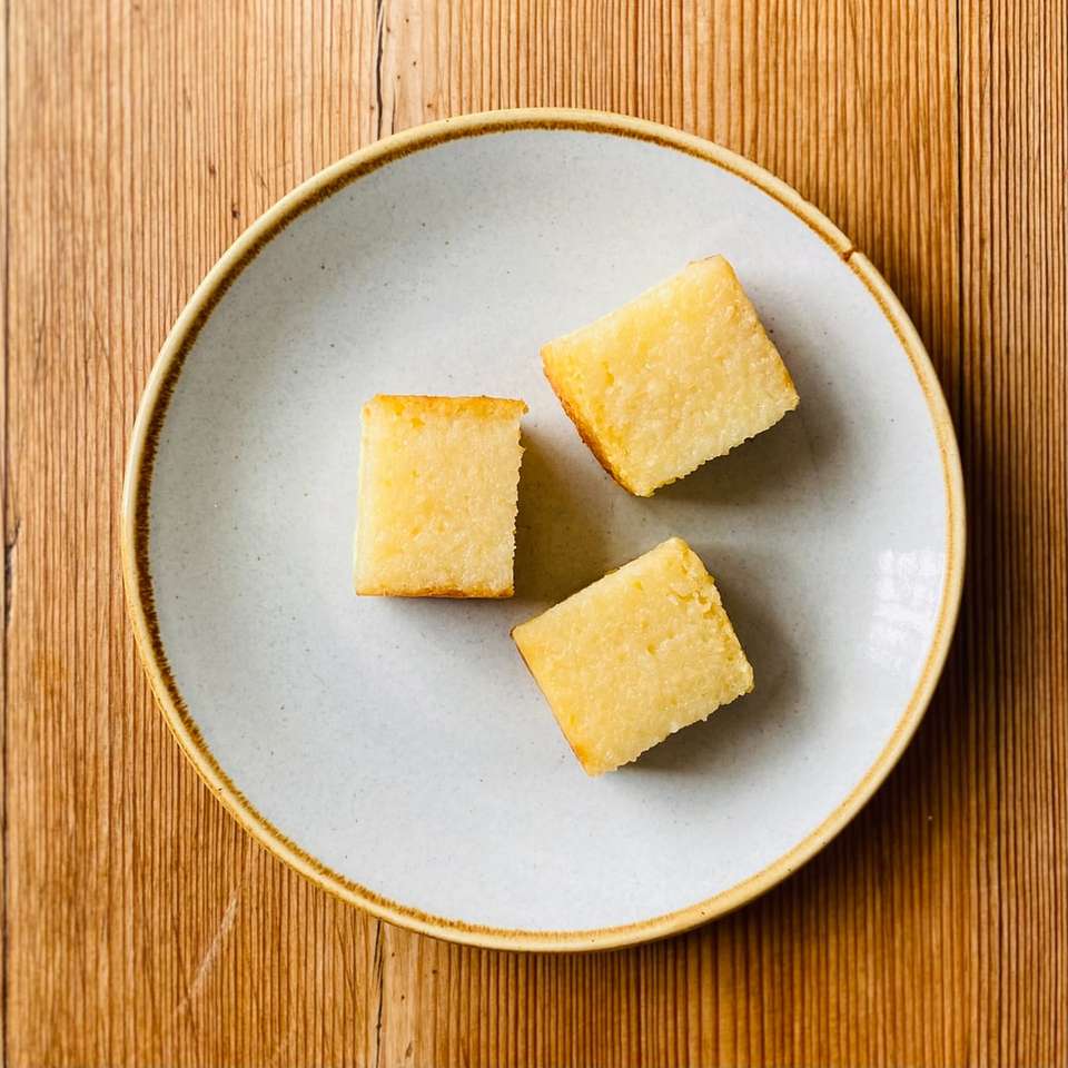нарезанный сыр на белой керамической тарелке пазл онлайн