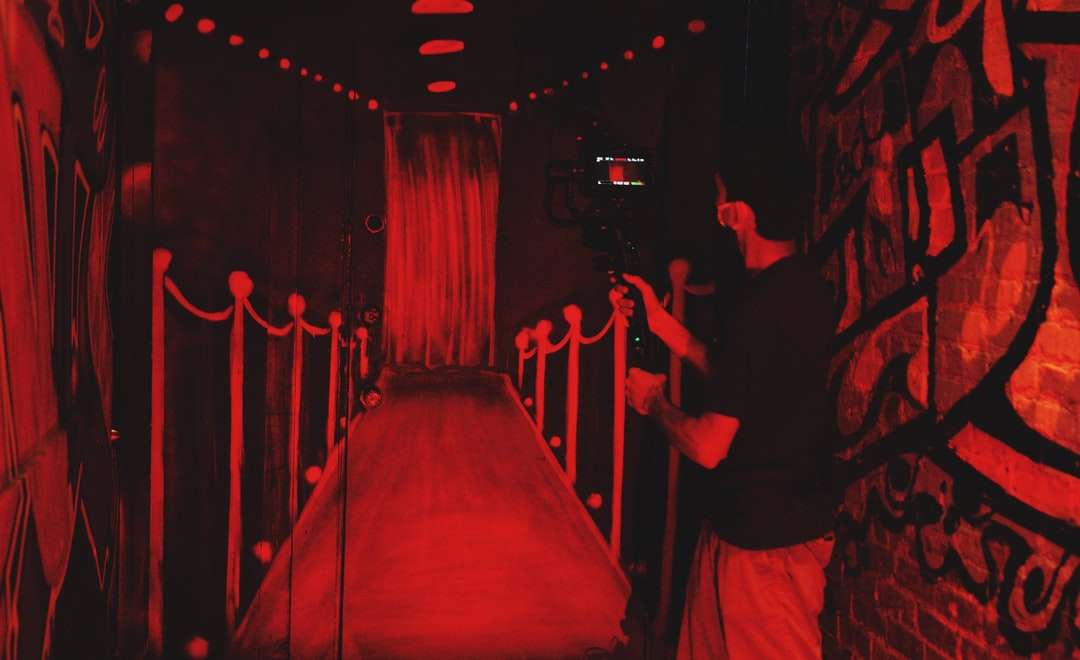άνδρας με κόκκινο πουκάμισο κρατώντας κάμερα παζλ online