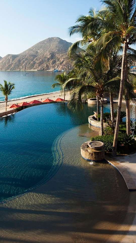 Zwembad bij het hotel met uitzicht op zee online puzzel