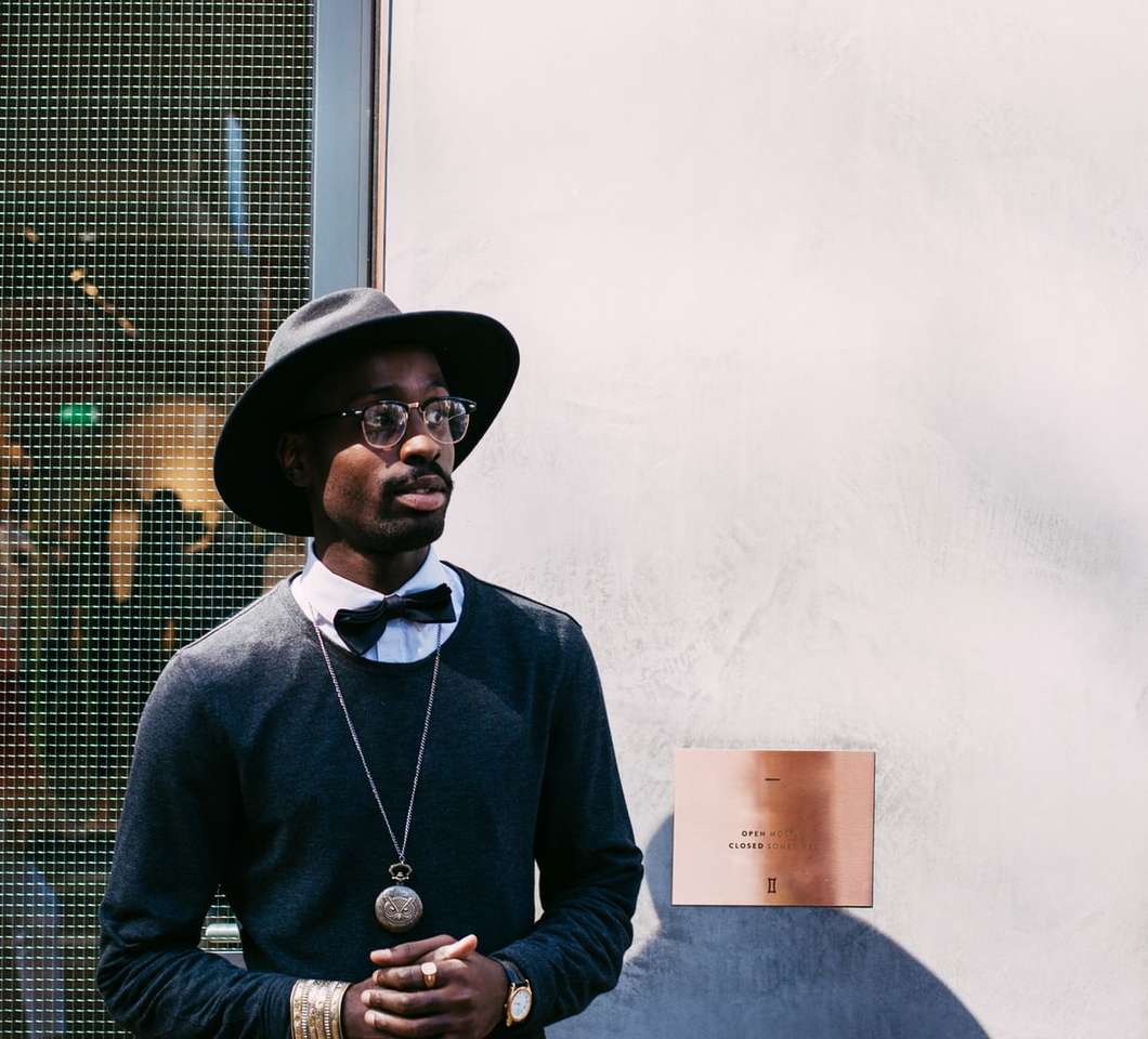άντρας με μαύρο φούτερ και καπέλο παζλ online
