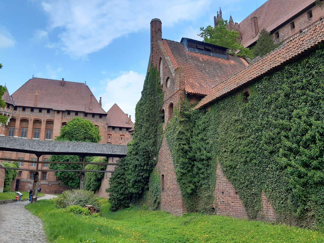 αυλή στο κάστρο Malbork παζλ online