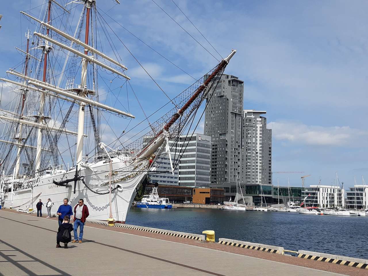 kade in Gdynia en een schip legpuzzel online