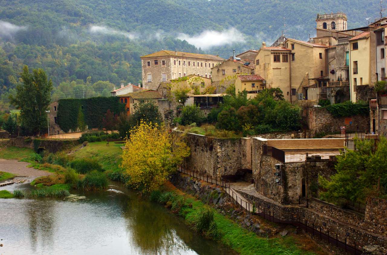 Peisaj al orașului medieval Besalu, Catalonia, Spania puzzle online