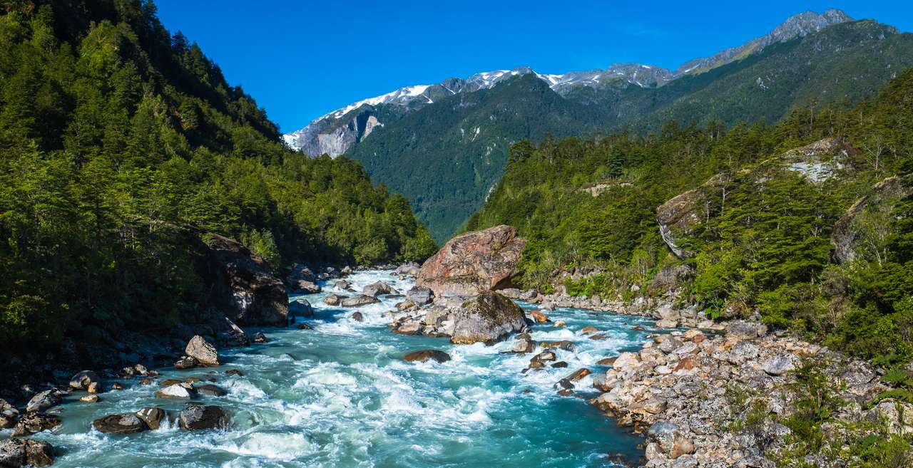 Río rápido con montañas patagónicas, Chile rompecabezas en línea