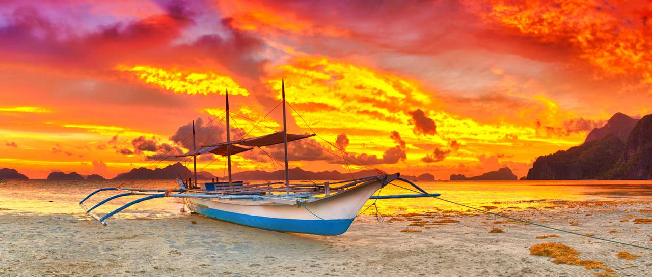 Traditionell filippinsk båt bangka vid solnedgångstid pussel på nätet