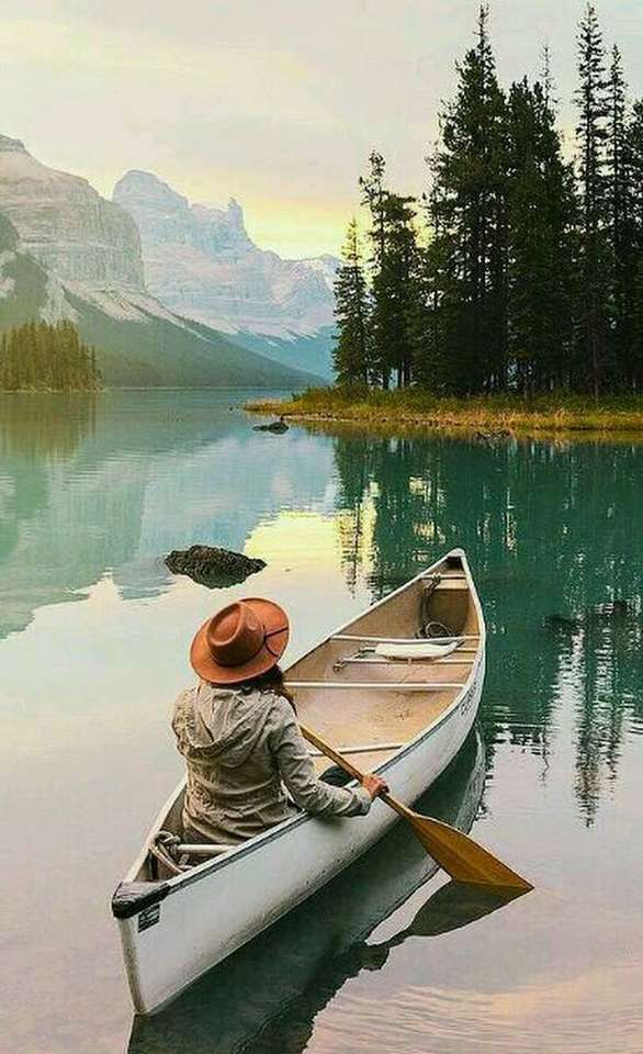 маленькая лодка на озере пазл онлайн