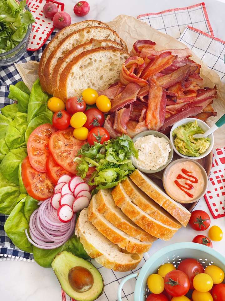 Sandwiches mit Speck, Salat und Tomaten Puzzlespiel online