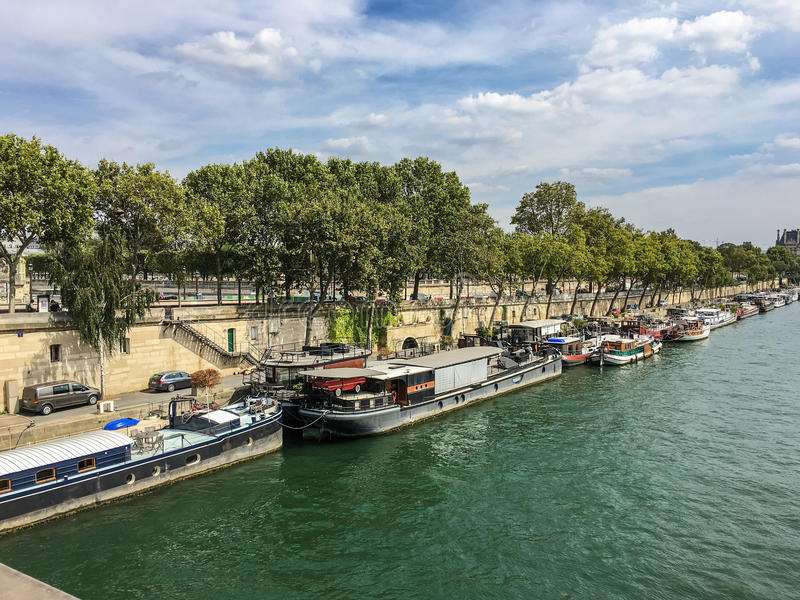 Баржа на реке во Франции онлайн-пазл