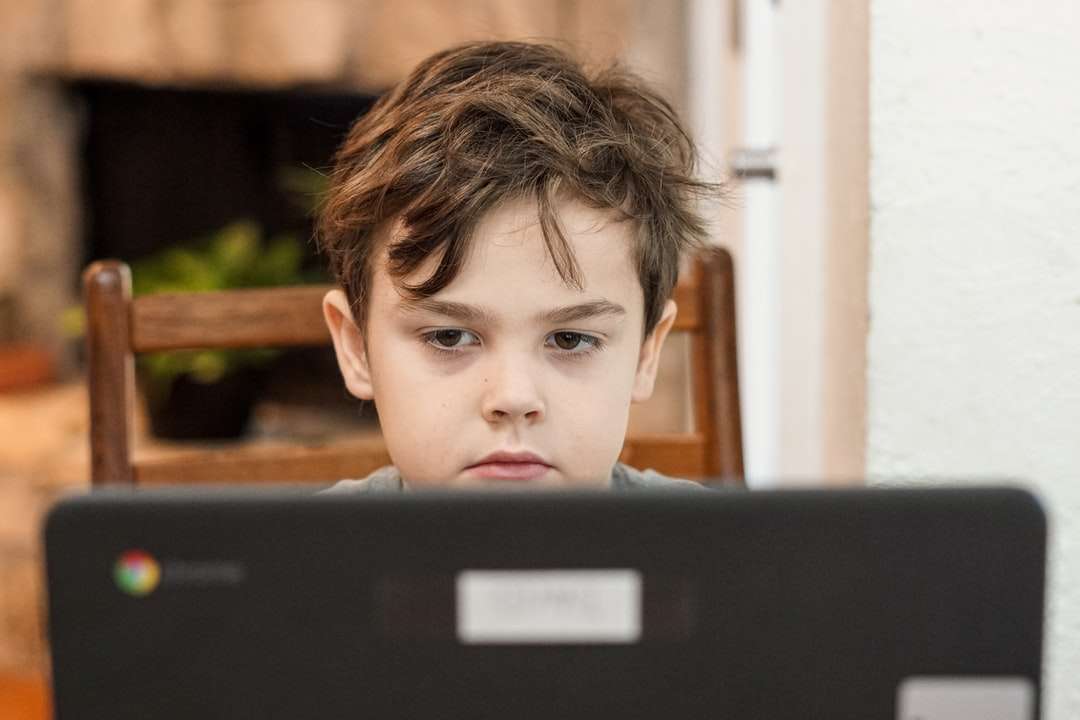 Junge im schwarzen Rundhalshemd Puzzlespiel online