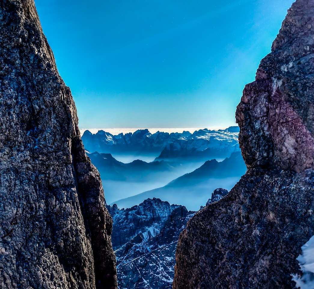 rotsbergen met mist tussen uitzicht op de rotskloof online puzzel