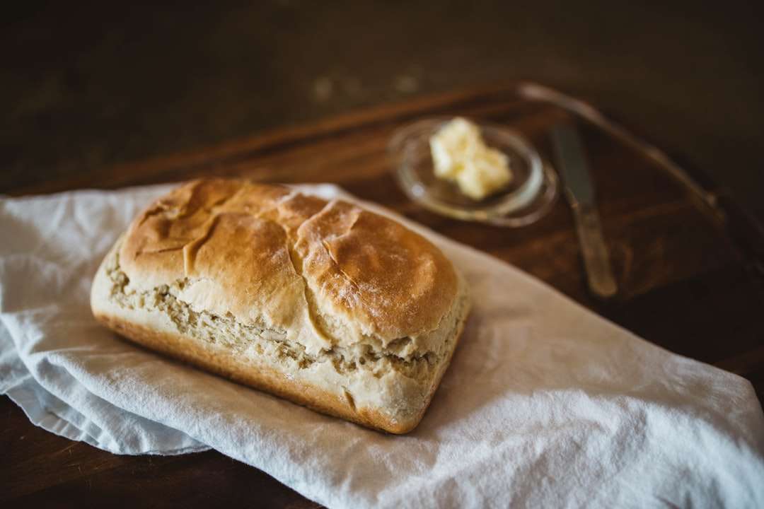 hnědý chléb na bílém textilu online puzzle