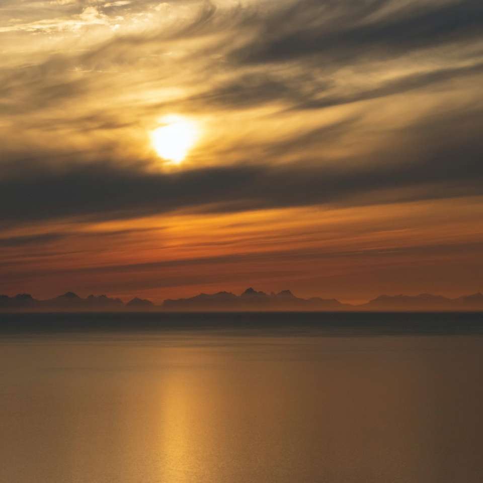 landskapsfotografering av under gyllene timmen vid havet pussel på nätet