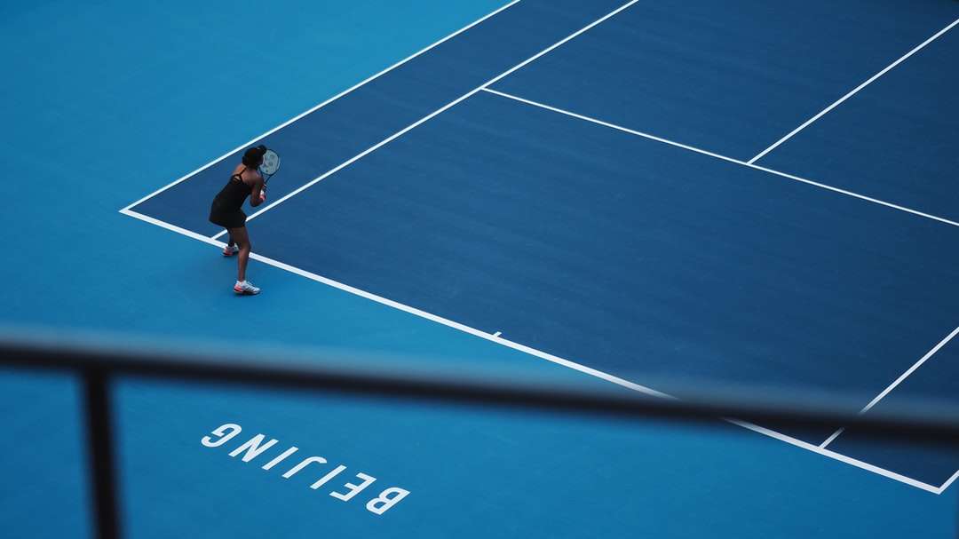 テニスをしている女性 ジグソーパズルオンライン